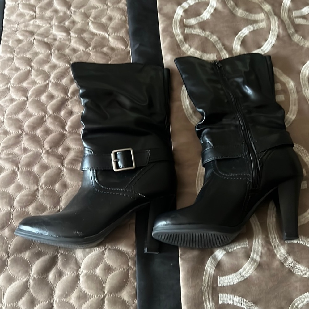 Women’s boots size 5.